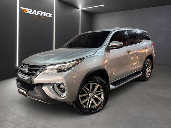 TOYOTA HILUX SW4 2.8 SRX 4X4 7 LUGARES 16V TURBO INTERCOOLER DIESEL 4P AUTOMÁTICO